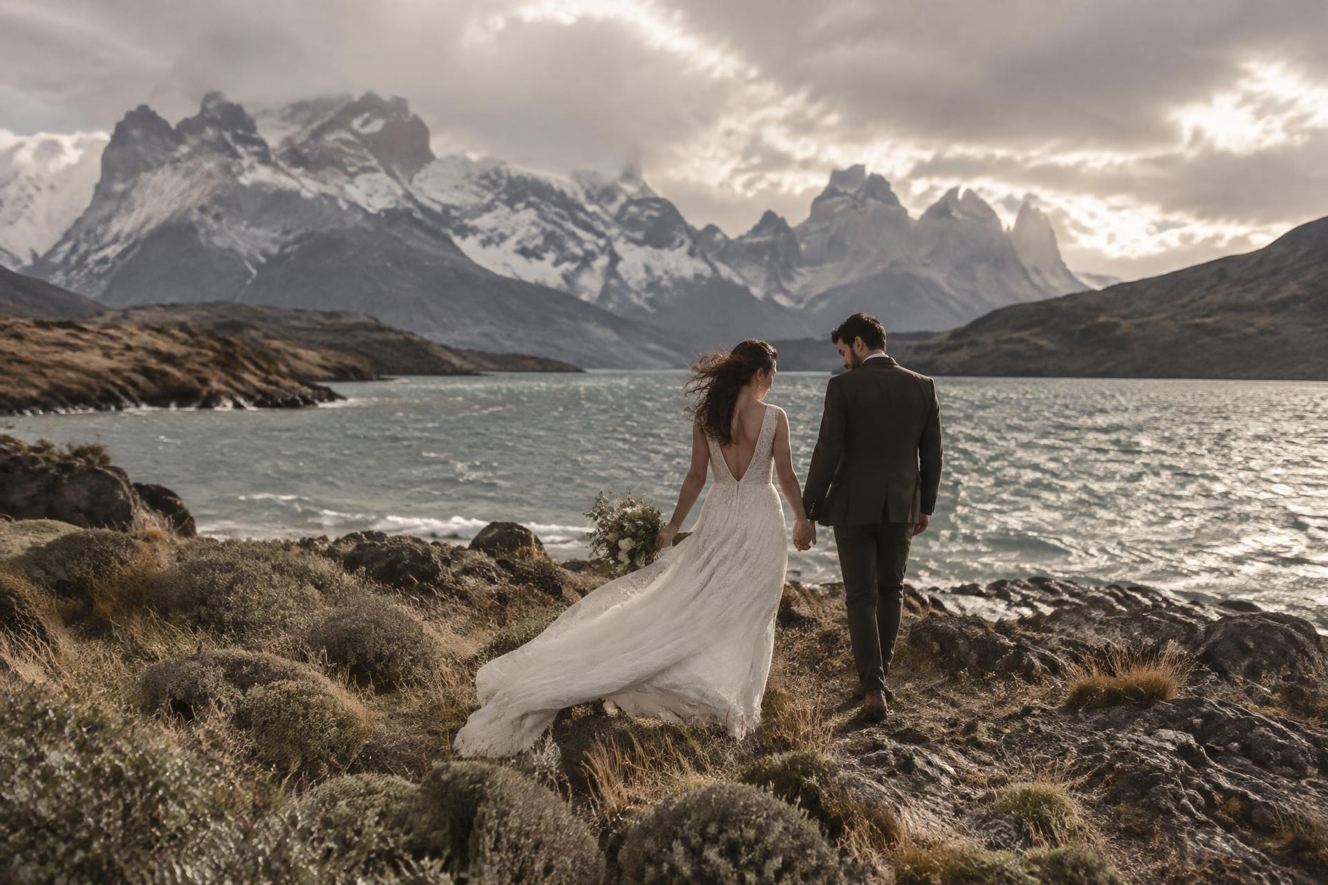 Pareja frente al paisaje de la Patagonia